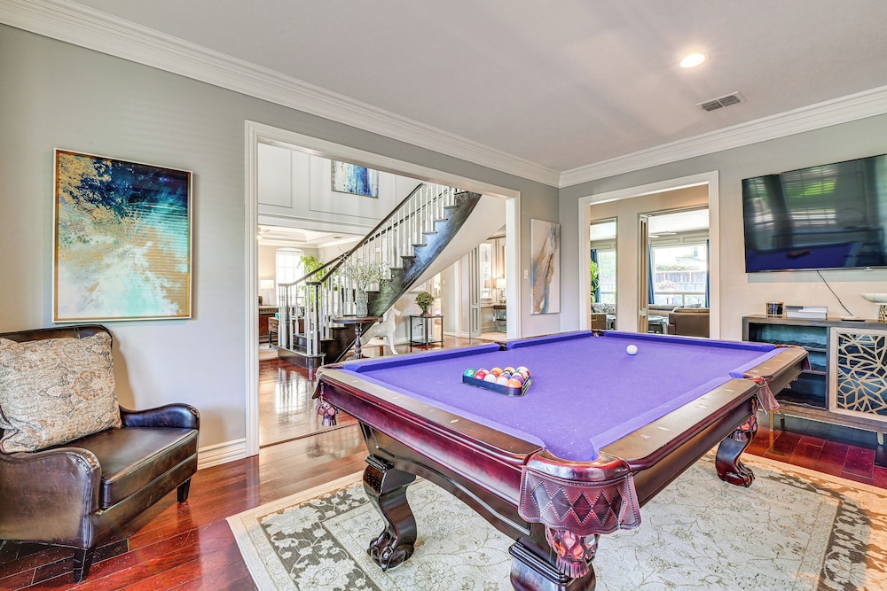 Relax By Pool, Soak in Hot Tub: Plano Home