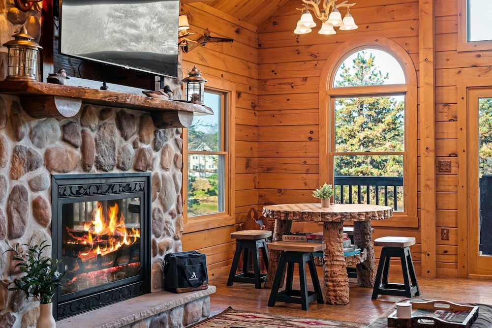 Deer Haven Cabin by Avantstay Waterfront Dock Firepit