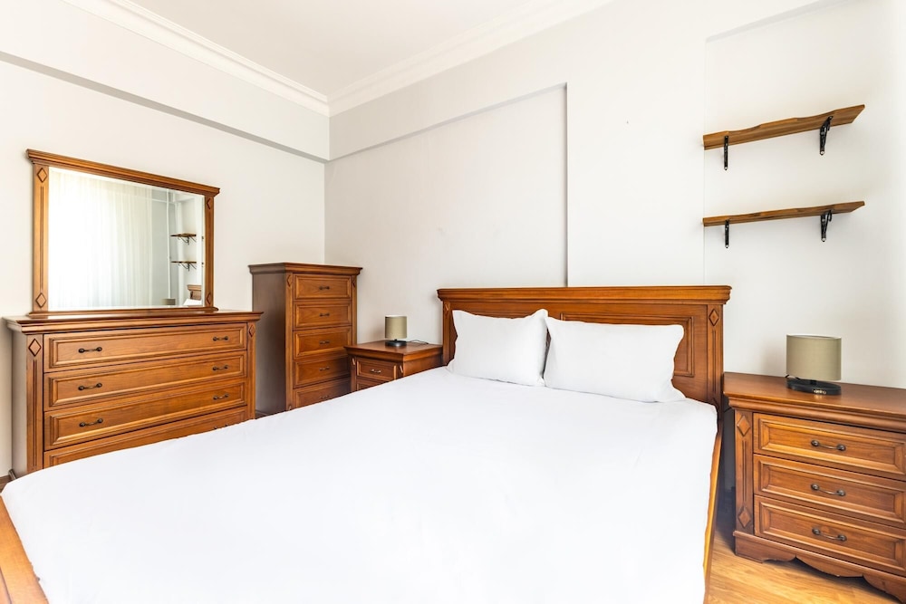 Chic Residence w Balcony 10 min to Hilltown Mall