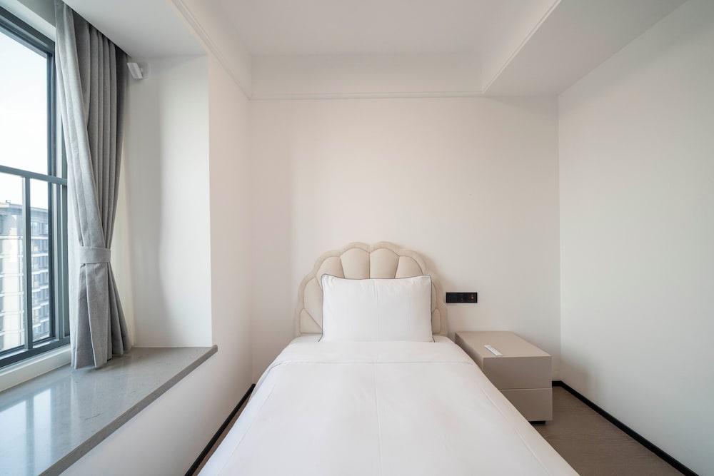 Tyms Hongqiao Deluxe 3BR 2BA APT