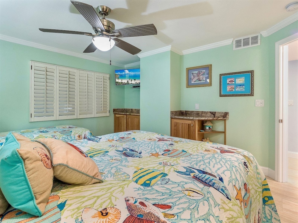 Pointe Santo Condos by Dream Vacation Rentals