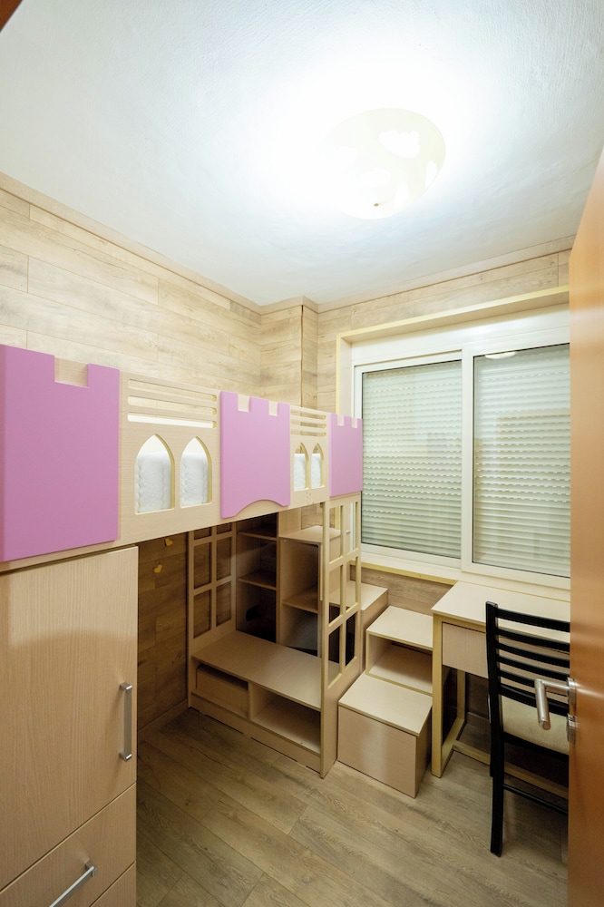 Tirent Apartment - Spacious 2-Bedroom Stay Near Liqeni i Thatë
