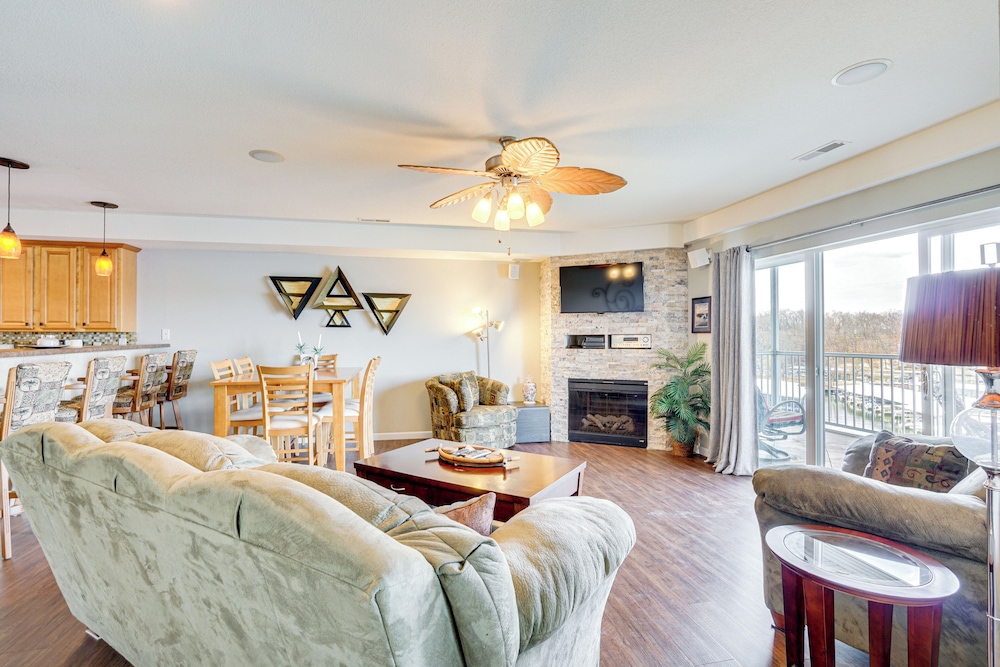 5th-floor Lakefront Condo: Elevator + Pool Access!