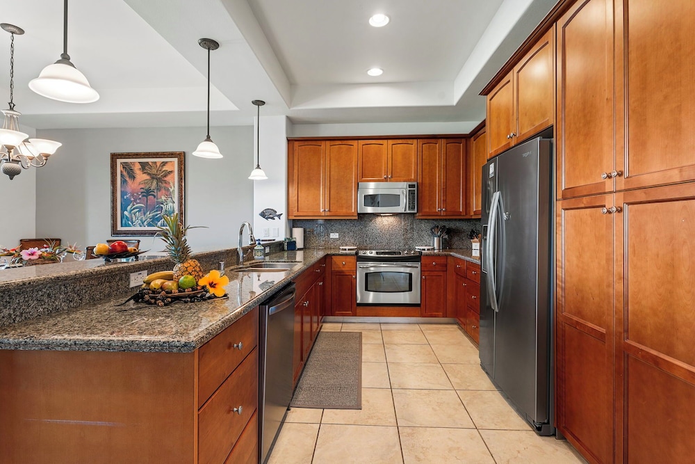 Walk to Restaurants/shopping - Excellent Golf Course Views - Private Beach Access - Vrkcv