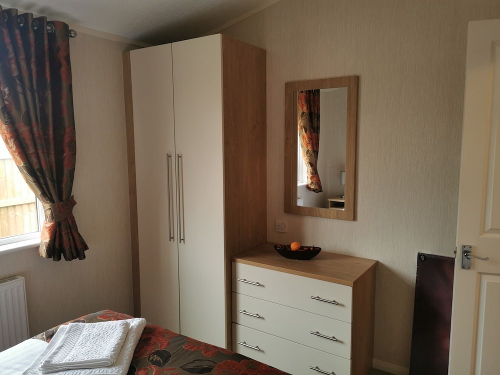 2 Bed Cabin - Sleeps 4 - Pets - 5 min to Beach view 2