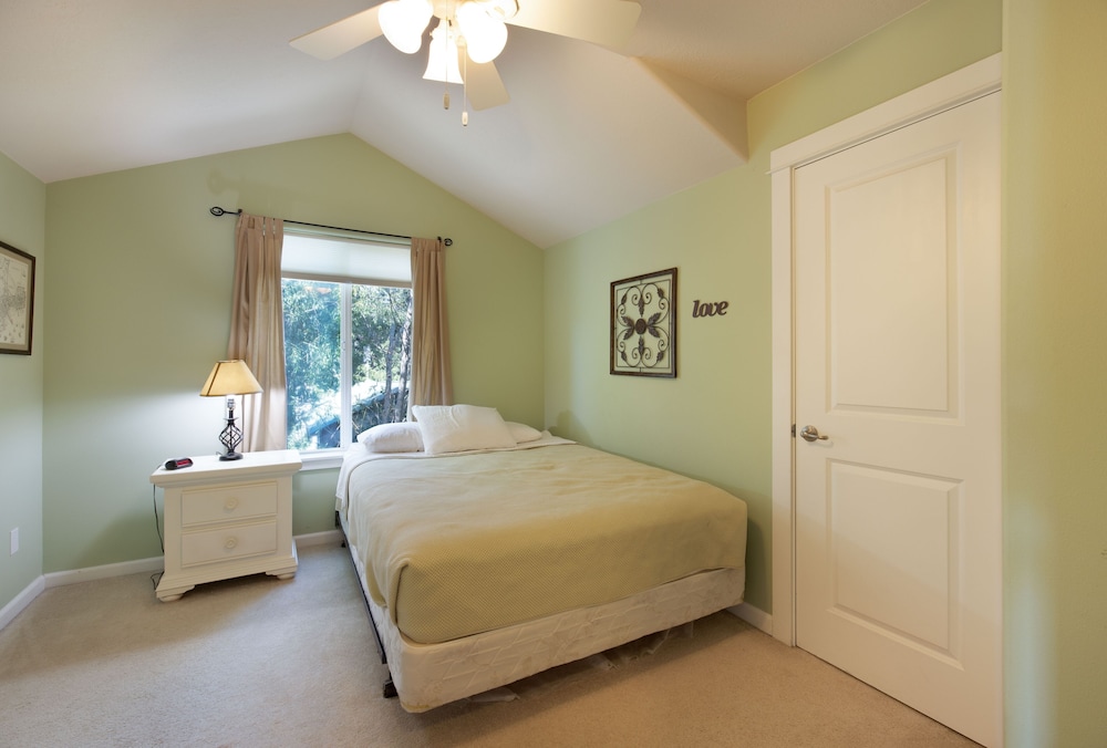 West Sail *30 Day Minimum 5 Bedroom Home by RedAwning