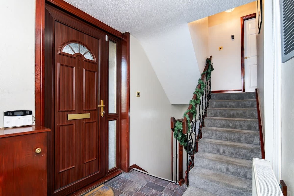 4 Bedroom House - Free Parking