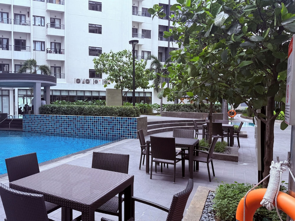 S&R Staycation Walk to SM Bicutan, With Karaoke,disney Plus, Netflix, Youtube