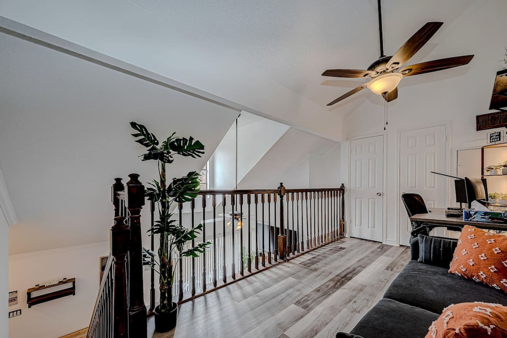 Upscale 1BR Condo in Med Center
