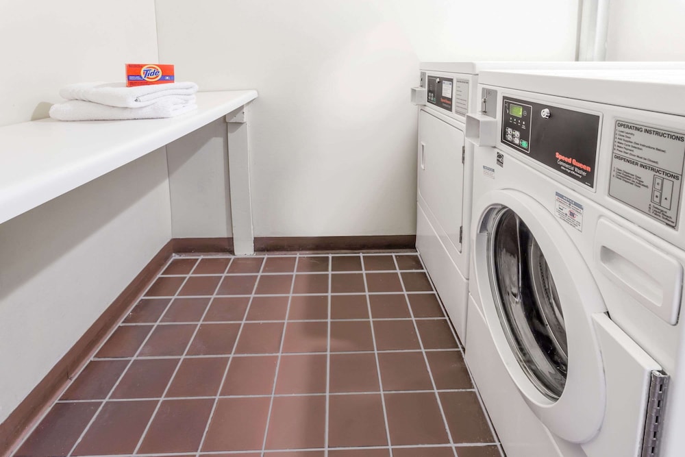 Mount Pleasant Vacations - Knights Inn Racine - Property Image 14