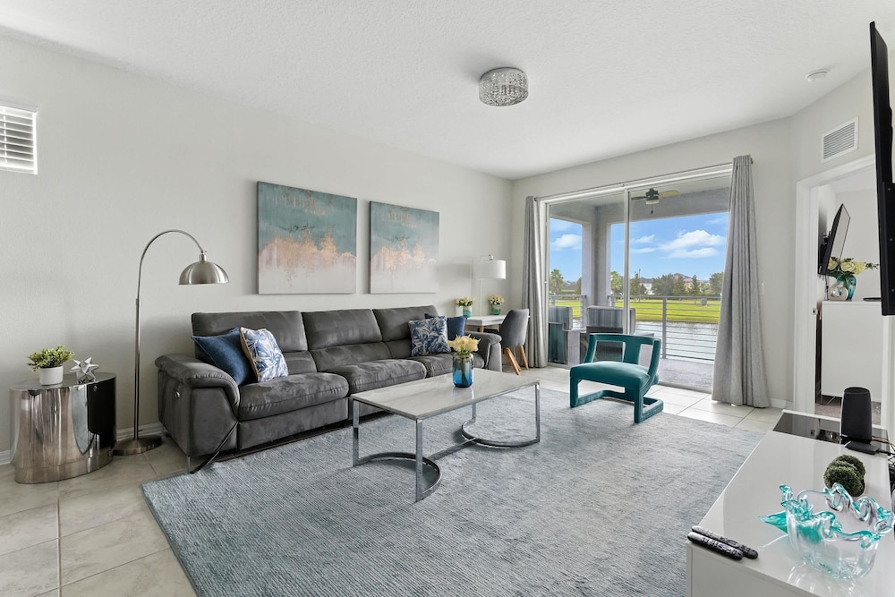 Beautiful Lakeview Retreat Near Disney