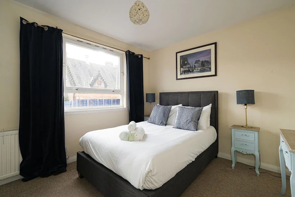 Royal Mile 2BR Apartment Private Balcony view 3