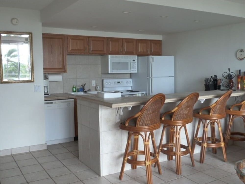 Island Surf 402 1 Bedroom Condo by RedAwning view 3
