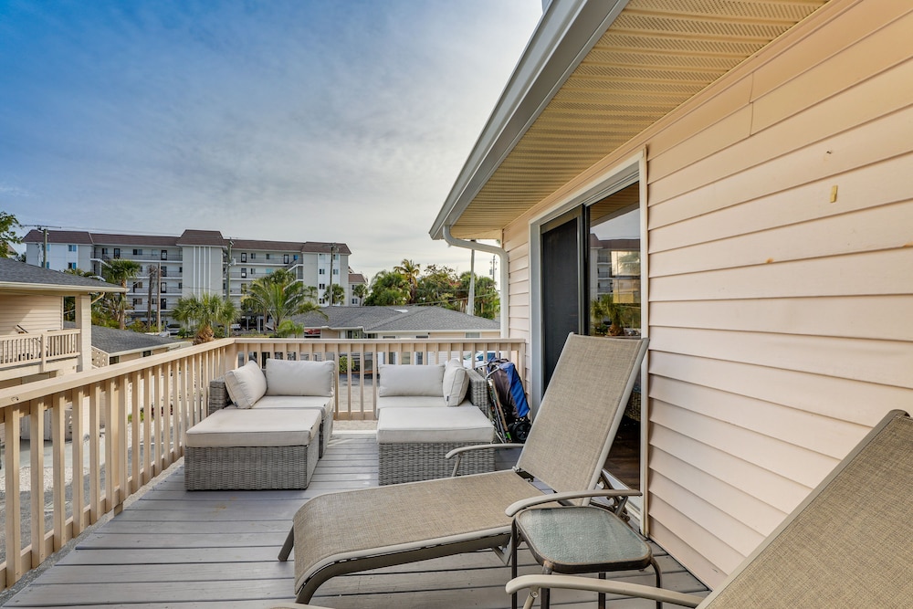 Siesta Keys Home w/ Deck Half Mile to Turtle Beach