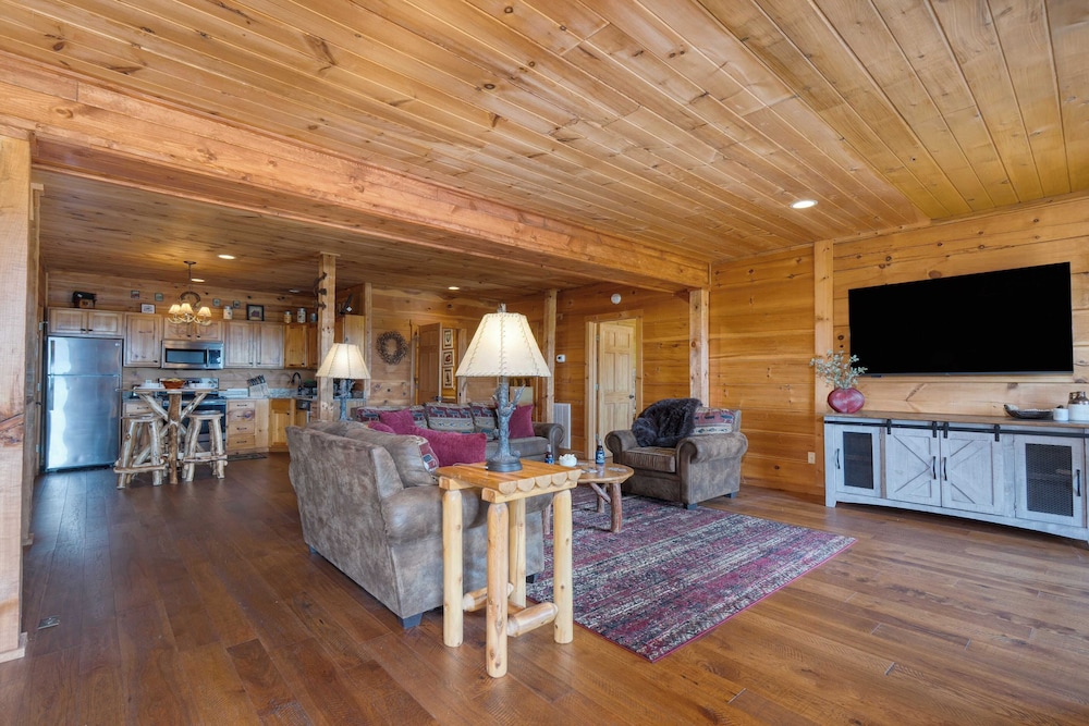 Big Bear Lodge by Avantstay Smoky Mountain Views, Hot Tub, Theater & Game Room
