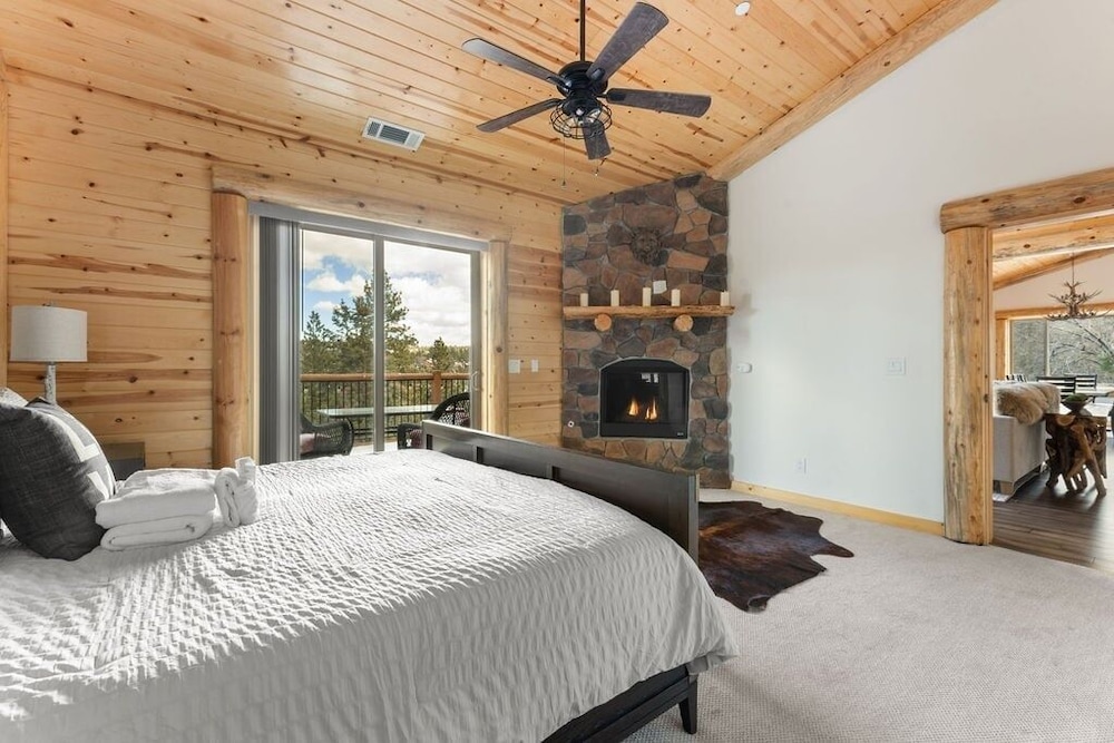59 - Eagles Peak Lodge 4 Bedroom Home view 3