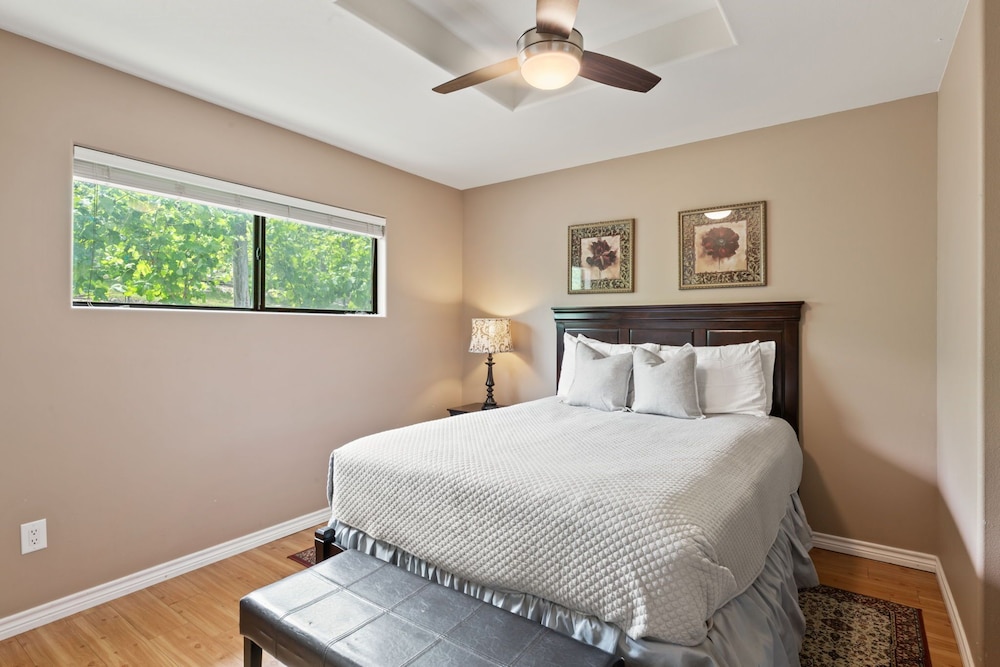 Shiraz Haus - Unit B