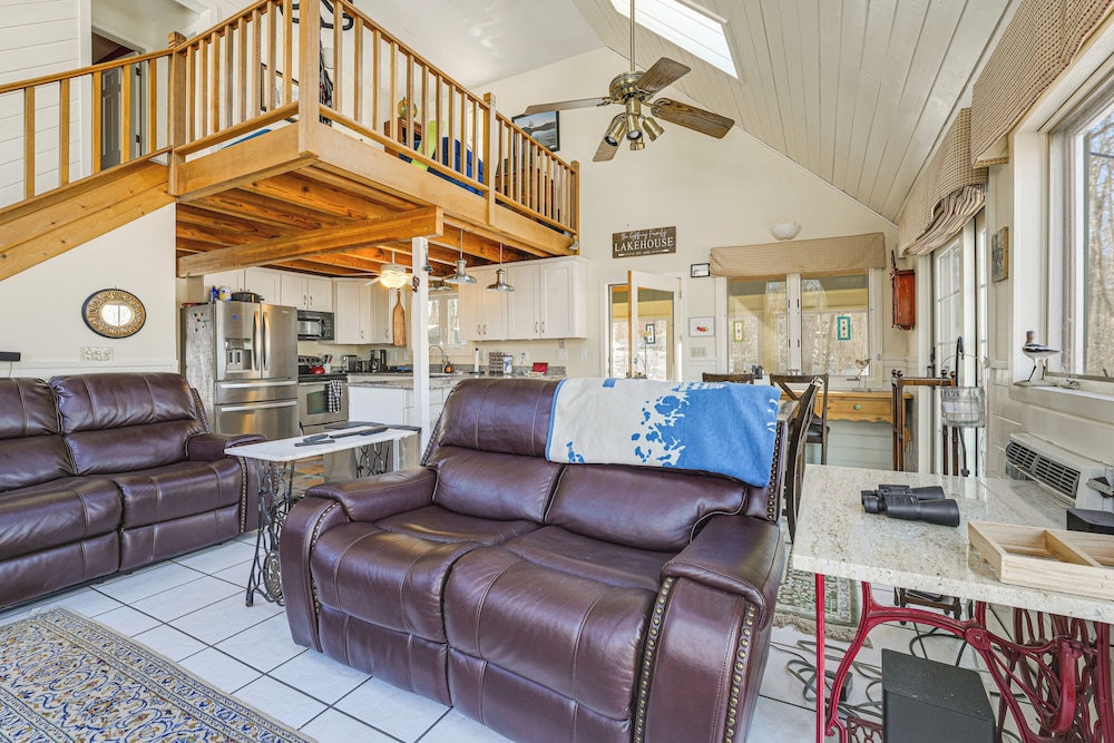 Waterfront Home w/ Boat Dock & Sunroom in Gardiner