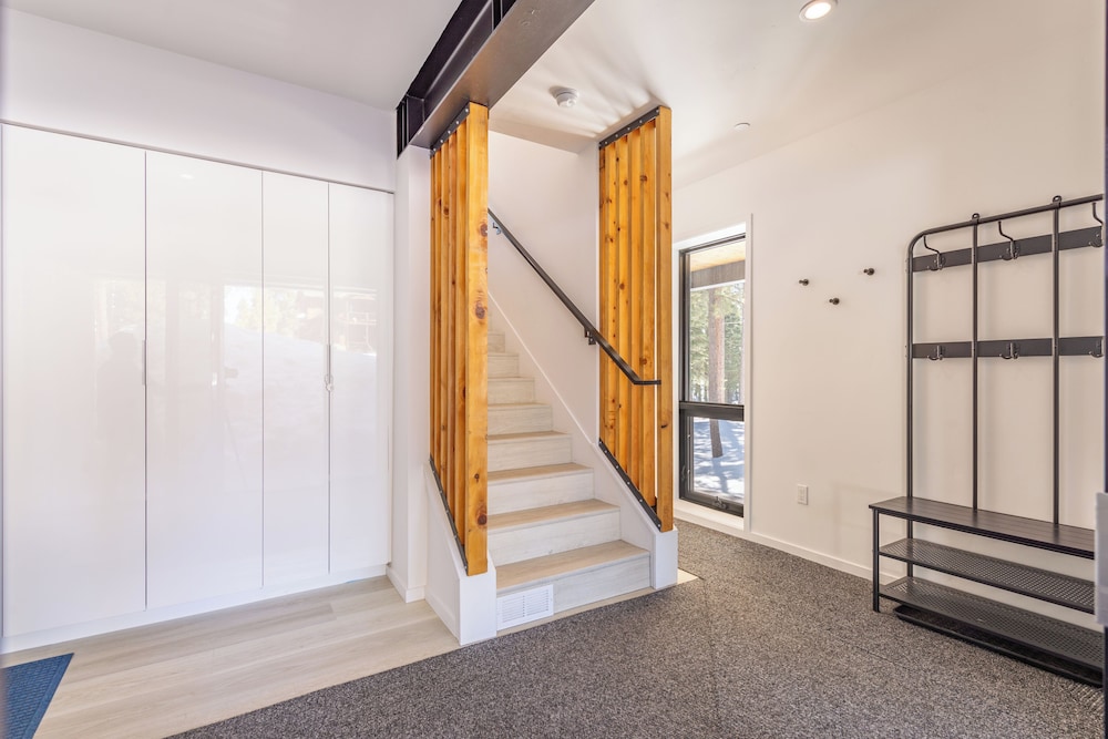 Truckee Container House by Sierra Getaways view 2