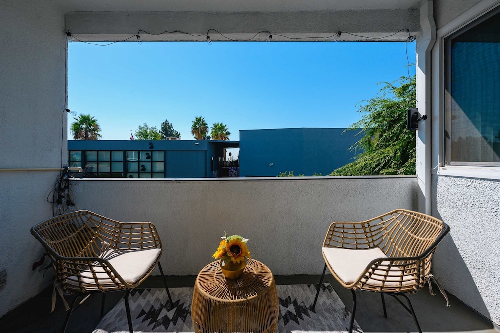 Foothills Oasis w Private Balcony Free Parking 3