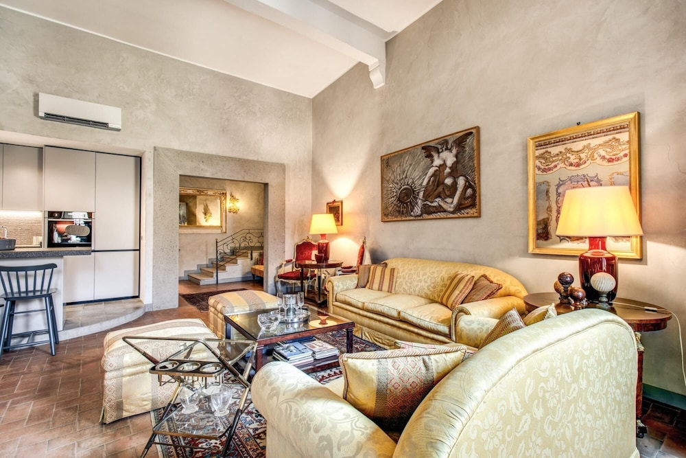 Wonderful Apartment With Balcony in Piazza Margana
