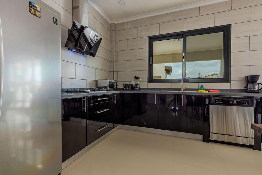 NEW 6BR Villa w Pool Across Street Palmbeach