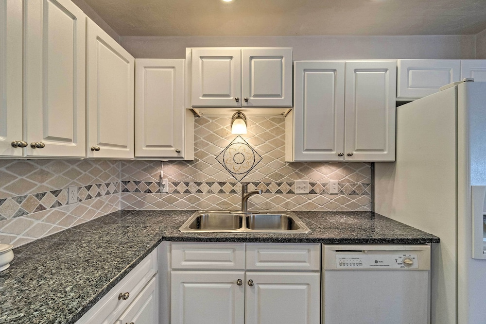 Updated Apartment Walking Distance to Venice Beach view 5