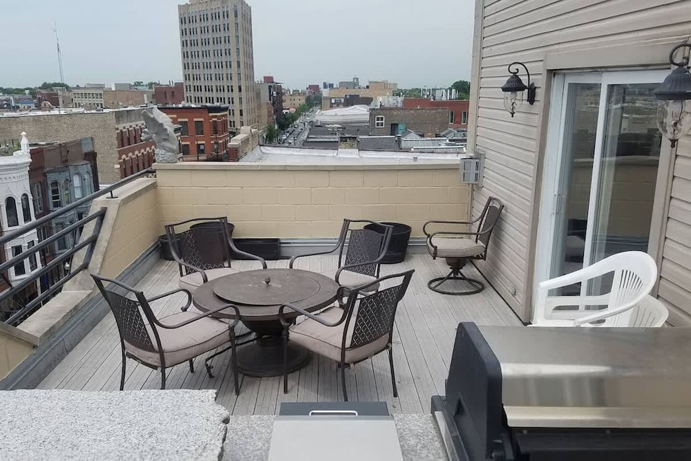 Amazing Wicker Park Penthouse With Skyline Views