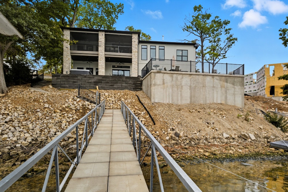 Huge Private Dock w/ 2 Slips + 2pwc, Beautiful Views, Lakeside Hot Tub, Pool & Pickleball