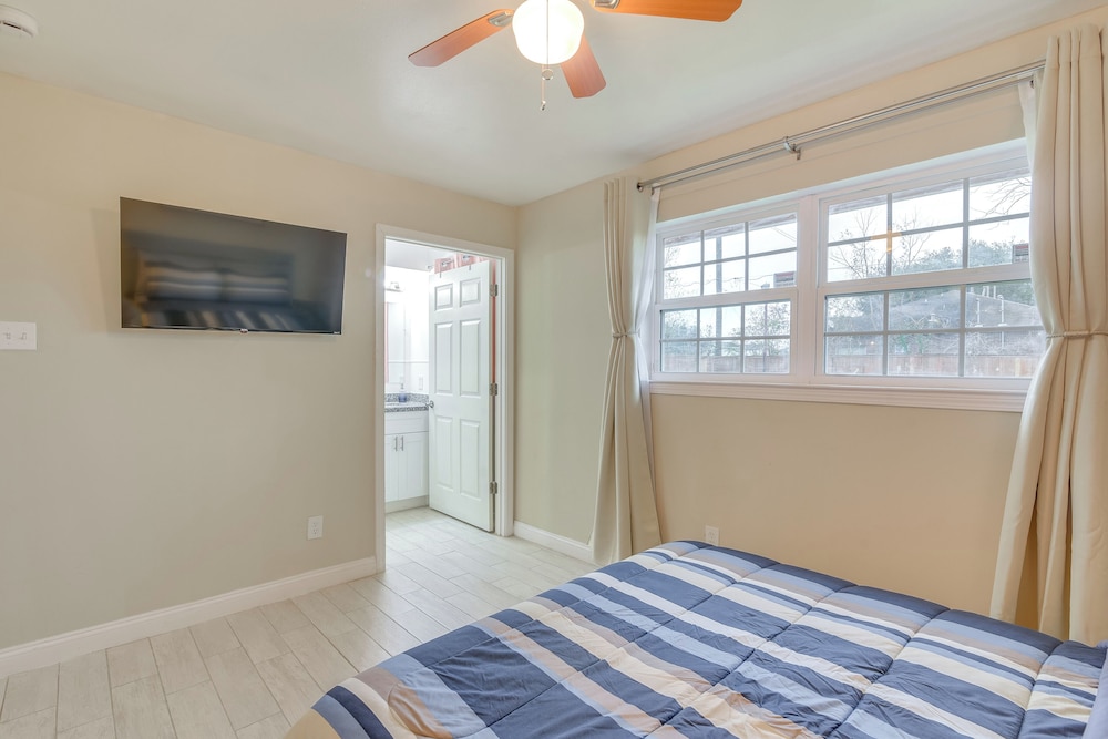 4 Mi to NRG Stadium: Quiet Home w/ Fenced Yard!