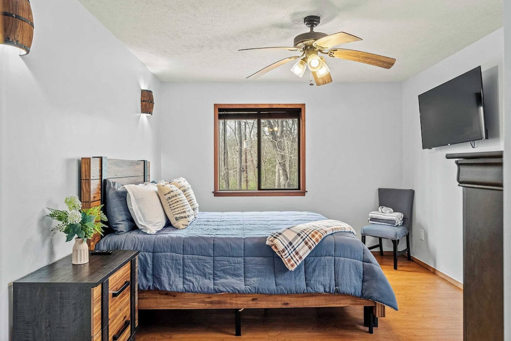 Stylish Renovated Home Open Layout, Coffee Bar + Near Hiking & Waterfalls
