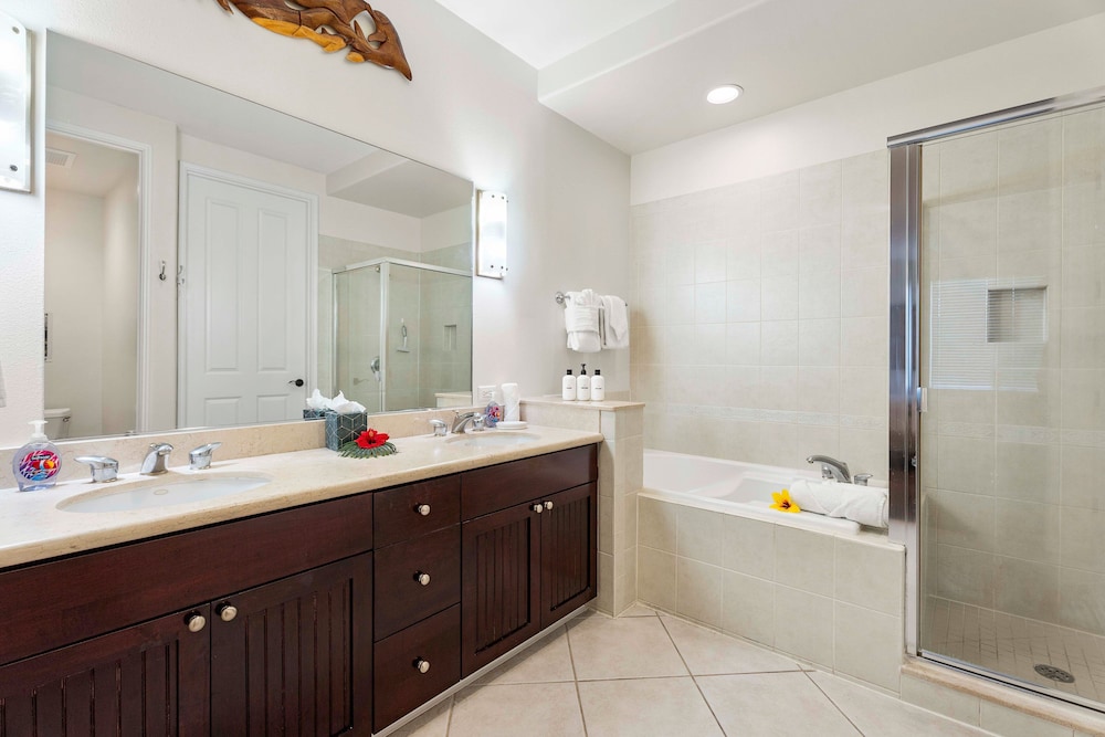 Concierge Included - Walk to Restaurants & Shopping - AC - Infinity Pool! -vrkcv