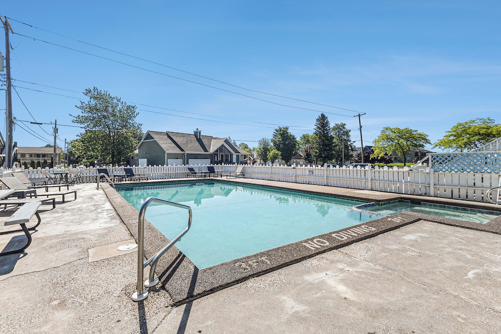 Snyder's Shoreline Inn