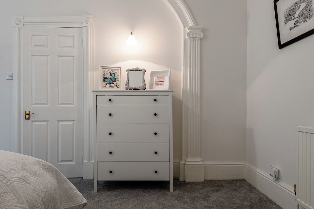 Garden Flat Apartment in Grosvenor Place