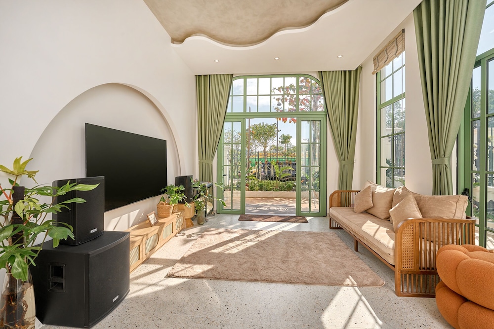 Luxury 4 bedroom Solar Villa