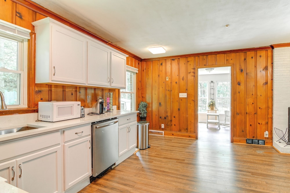 6 Mi to Uptown: Pet-friendly Home in Charlotte