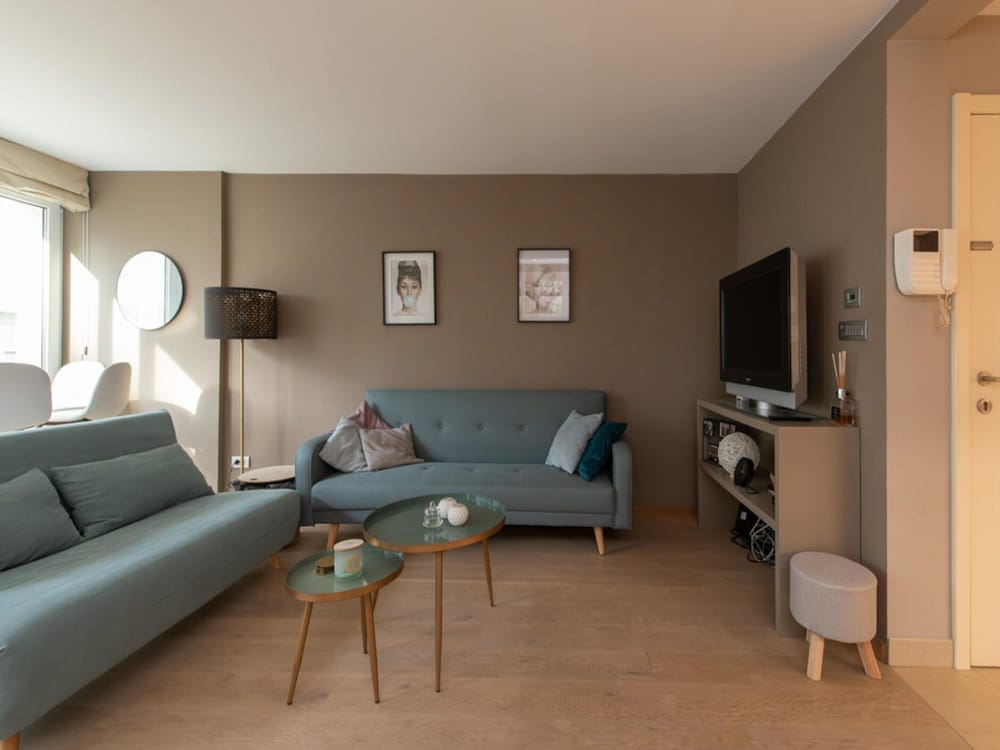 Apartment With Side sea View
