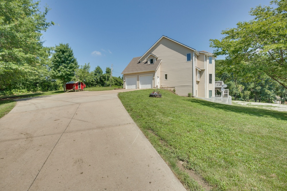 Country Living w/ Spacious Yard: Sibley Home! view 4