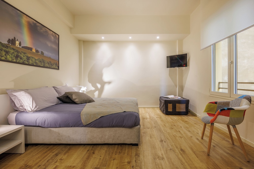 Lucy Florence Charming Modern Apartment