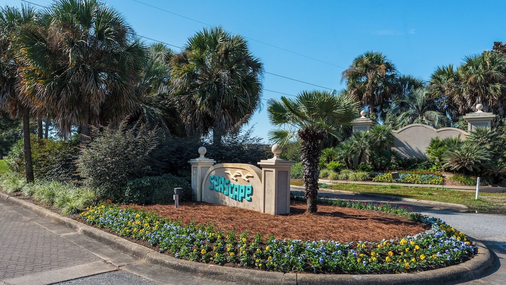 Sleeps 8 w/ Resort Pools, Tennis, Golf & Beach Access + Attraction Tickets!