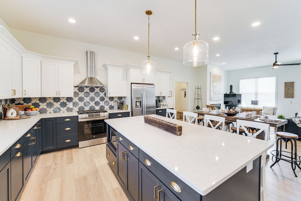 Walk to Lake Erie: Sleek Retreat w/ Screened Patio