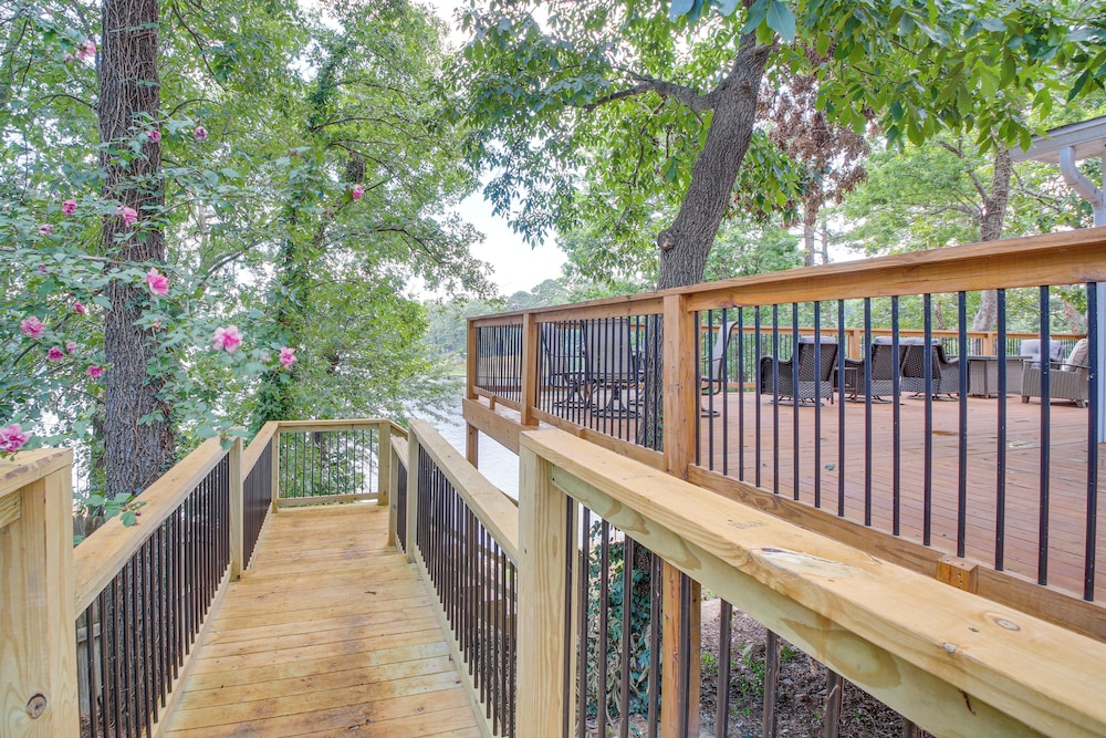 Lake Hamilton Views: Hot Springs Family Home!