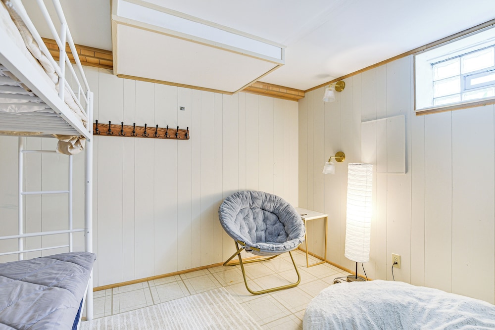 Pet-friendly Abode, 2 Mi to Dtwn Evanston!