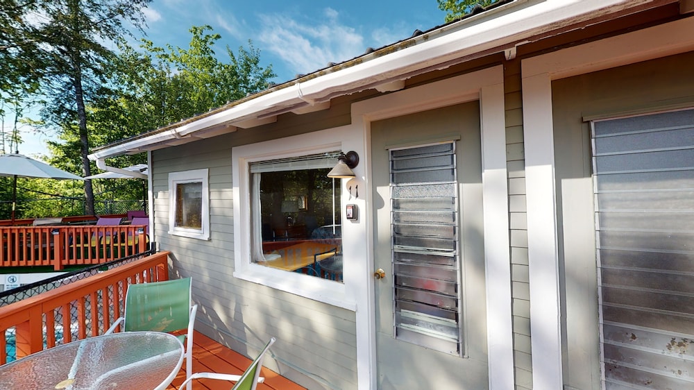 Lakeview House & Cottages