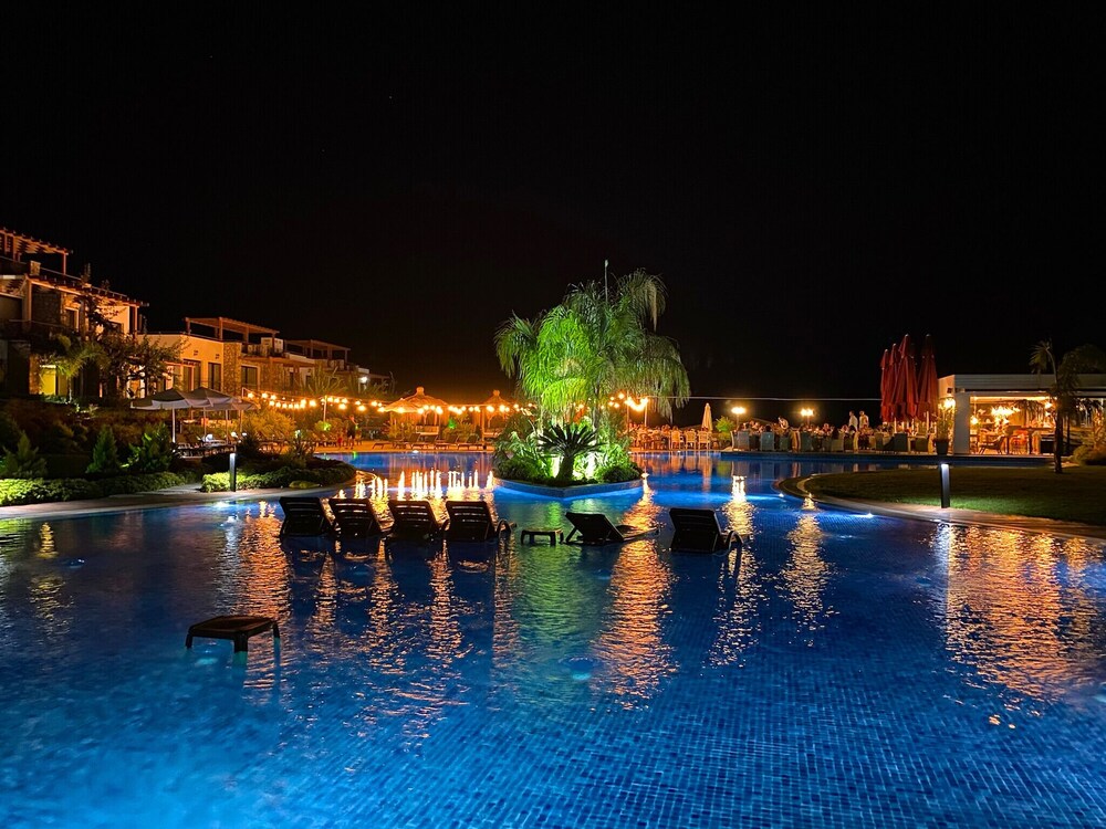 Gorgeous Seafront Villa in a Prime Resort