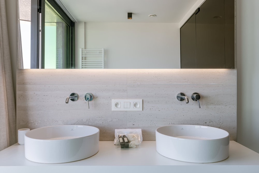 Huswell - Minimalist Coastal Luxury Panoramic View
