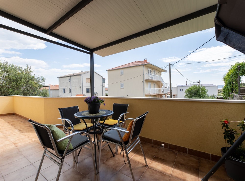 Kasteline Elegant Apartment With Balcony