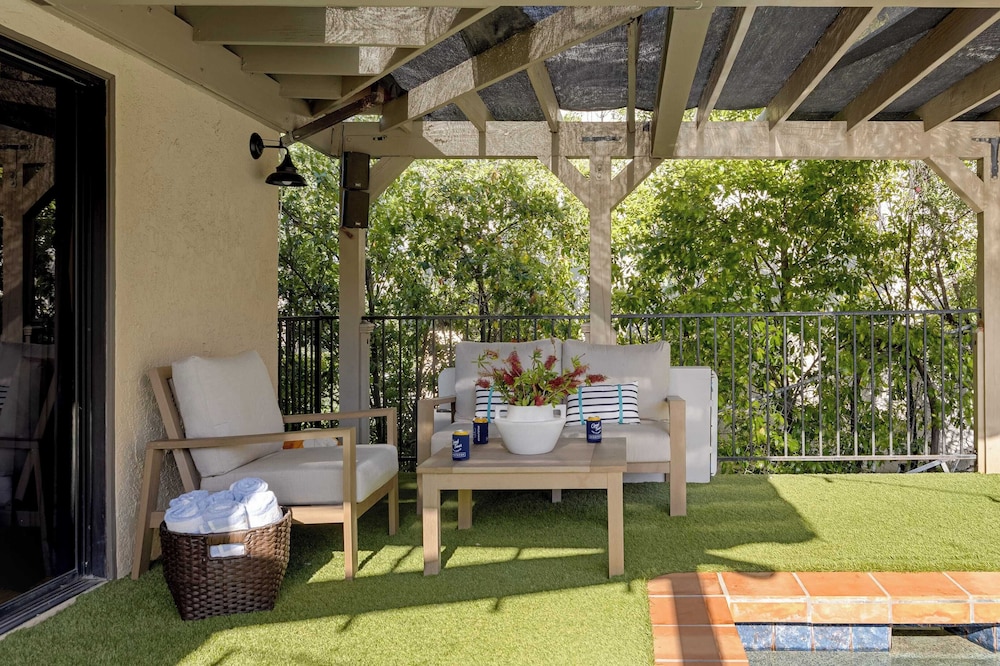 Designer Retreat w/ Pool, Firepits, Panoramic Views The Lake House at Malibu