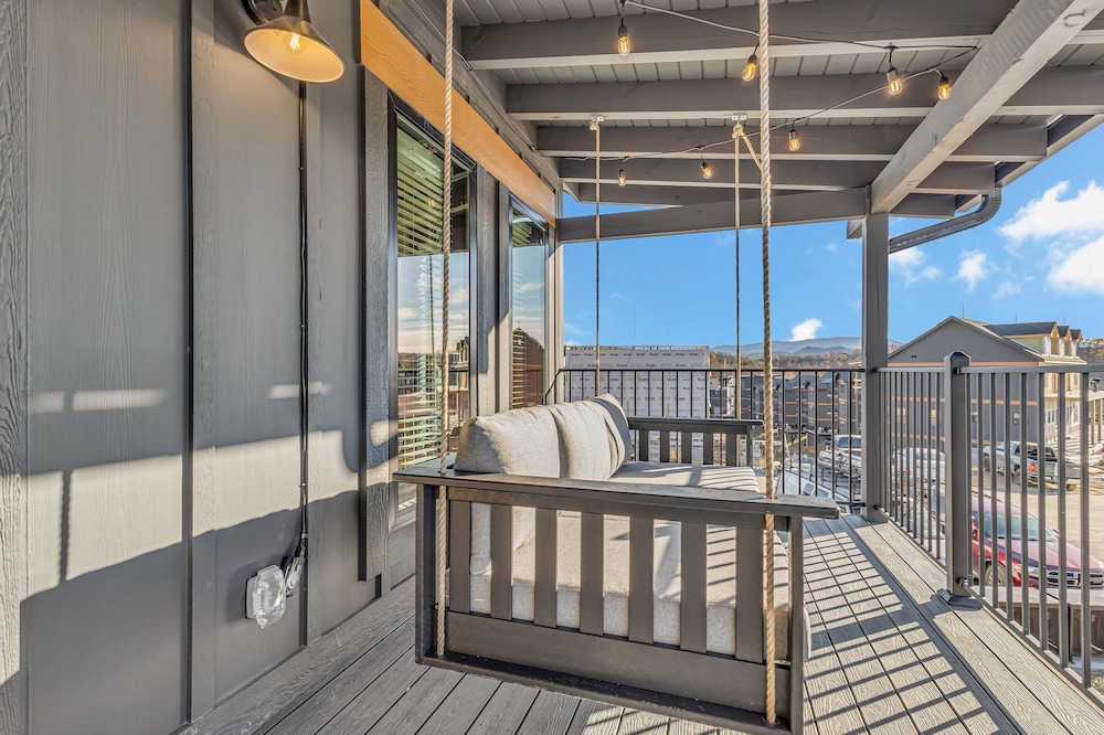 Cozy Cub Luxury Cabin Pigeon Forge