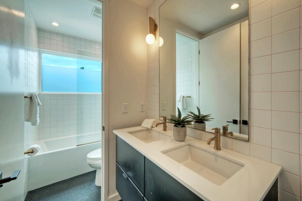 Modern Design, 3 Mins to the Beach Boat Parking The Beach Box by Avantstay view 3